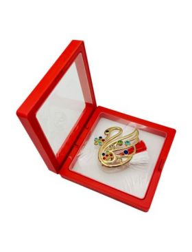 Brosa Martisor En-gros, Lebada Deosebita in cutie cu expunere 3D, 8.5×8.5×2cm