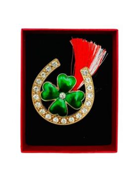 Brosa Martisor En-gros, Potcoava Norocoasa, ambalata in cutie rosie cu fereastra, 8.5×6.5×2.5cm