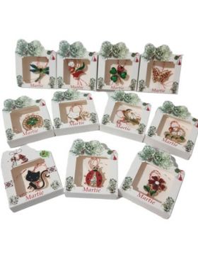 Martisor engros brosa metal set 50/buc pe set diverse brose carton model ghiocei