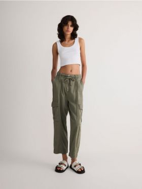 Pantaloni cargo - verde-pal