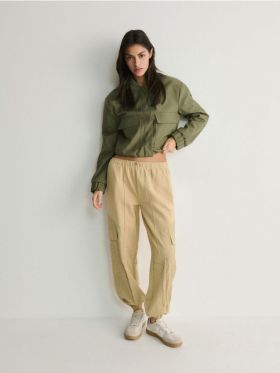 Pantaloni jogger cu buzunare cargo - bej