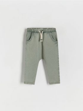 Pantaloni de trening cu efect prespalat - verde-oliv deschis