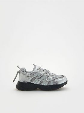 Pantofi sport cu efect metalizat si benzi elastice - gri-neutru