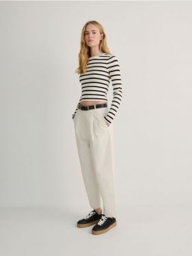 Pantaloni chino cu curea - crem