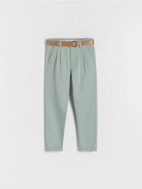 Pantaloni chino din material structurat, cu curea - verde-pal