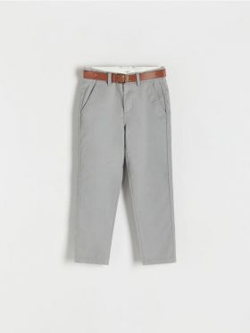 Pantaloni chino cu curea - gri deschis
