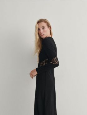 Rochie cu aplicatie decorativa - negru