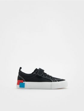 Pantofi sport cu aplicatie - negru
