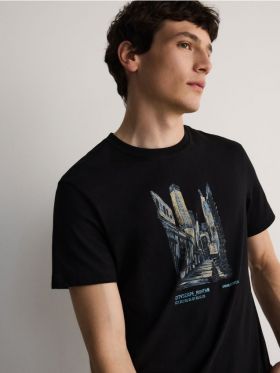 Tricou cu croiala regular si imprimeu - negru