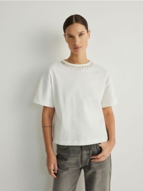 Tricou cu detalii tip bijuterie - crem