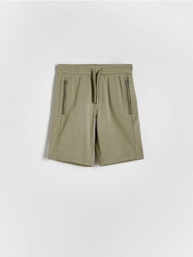Pantaloni scurti cu buzunare si continut ridicat de bumbac - verde-maroniu