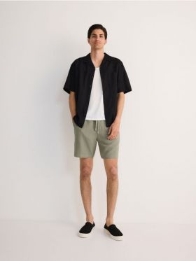 Pantaloni scurti regular cu adaos de in - verde-maroniu