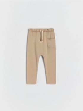 Pantaloni de trening cu efect prespalat - bej