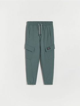 Pantaloni jogger cu buzunare cargo - verde-maroniu