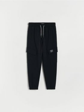 Pantaloni jogger cu buzunare cargo - negru