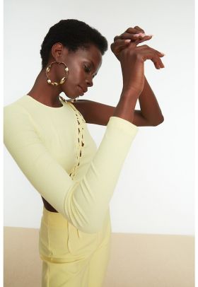 Bluza crop cu decolteu pe un umar si snur