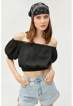 Bluza crop cu decolteu pe umeri