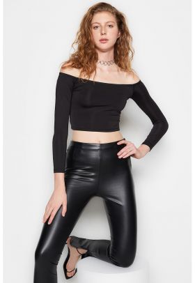 Bluza crop cu decolteu pe umeri