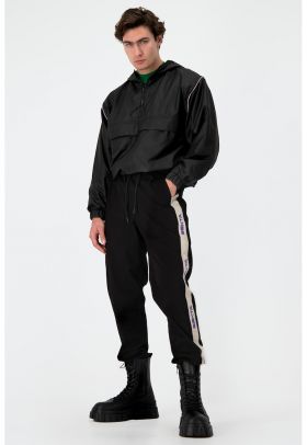 Pantaloni sport conici cu segmente logo