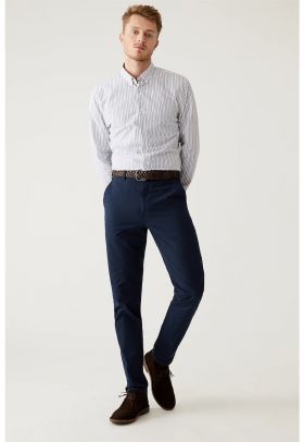 Pantaloni chino slim fit cu o curea