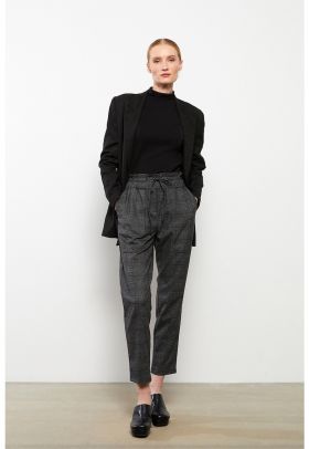 Pantaloni crop cu model in carouri