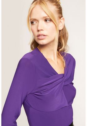 Bluza cu detaliu rasucit