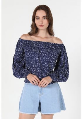 Bluza cu decolteu pe umeri si model cu buline