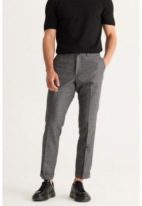 . Pantaloni slim fit