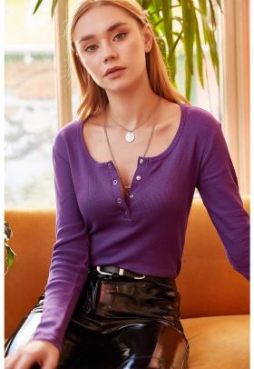 Bluza cu decolteu henley si maneci lungi