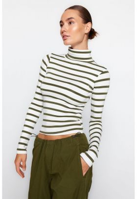 Bluza crop cu guler inalt