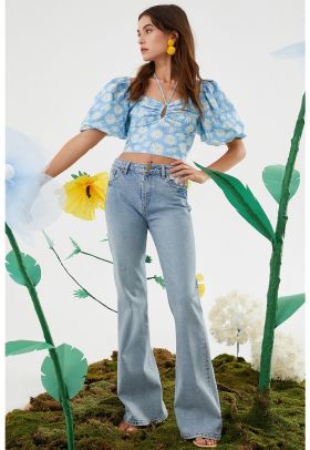 Blugi evazati cu motive florale brodate