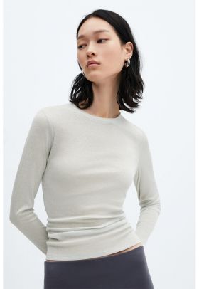 Bluza cu decolteu la baza gatului si aspect lucios