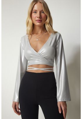 Bluza crop cu croiala petrecuta