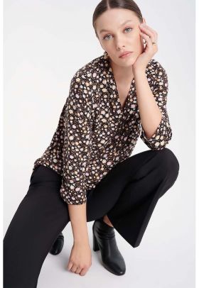 Bluza cu imprimeu floral si decolteu in V