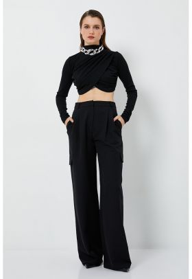 Bluza crop cu detaliu lant