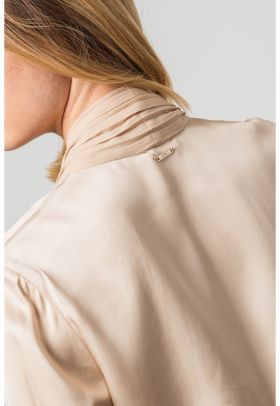 Bluza cu aspect satinat si detaliu cu esarfa