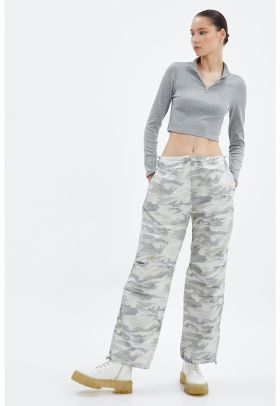 Pantaloni cu talie inalta si model camuflaj