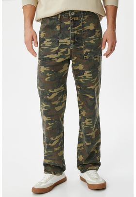 Pantaloni cu talie medie si model camuflaj