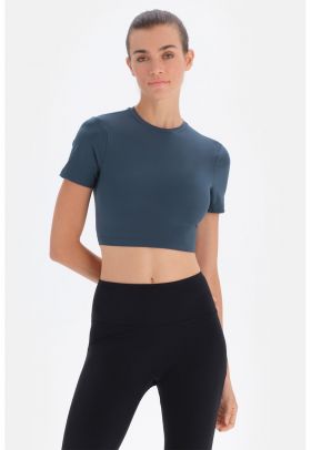 Tricou crop cu decolteu la baza gatului