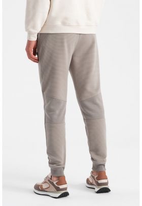 Pantaloni de trening cu croiala conica si snur de ajustare