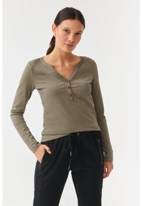 Bluza cu fenta cu nasturi