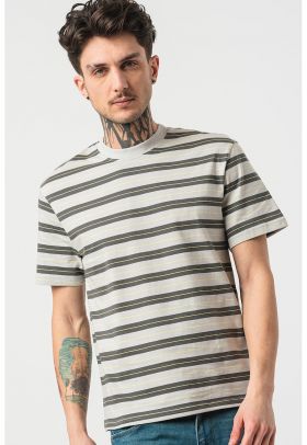 Tricou cu decolteu la baza gatului si model in dungi