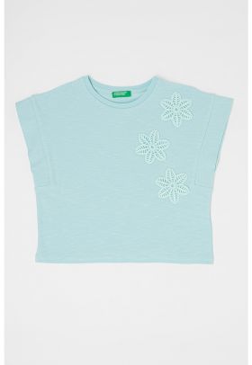 Tricou cu decolteu la baza gatului si broderii florale