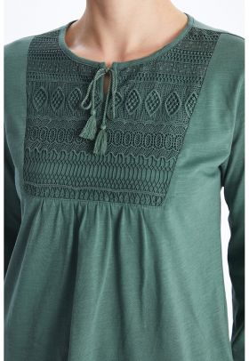 Bluza cu decolteu rotund si broderii
