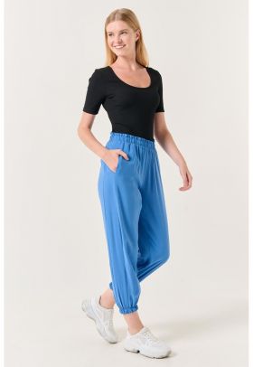 Pantaloni jogger crop din amestec de modal