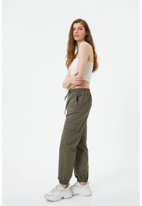 Pantaloni cargo cu snur de ajustare in talie