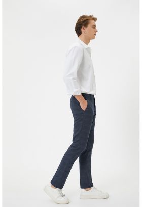 Pantaloni slim fit cu model in carouri