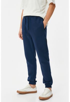 Pantaloni de trening cu croiala conica si snur de ajustare in talie