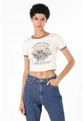 Tricou crop cu detalii contrastante