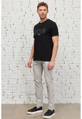 Tricou slim fit cu decolteu la baza gatului